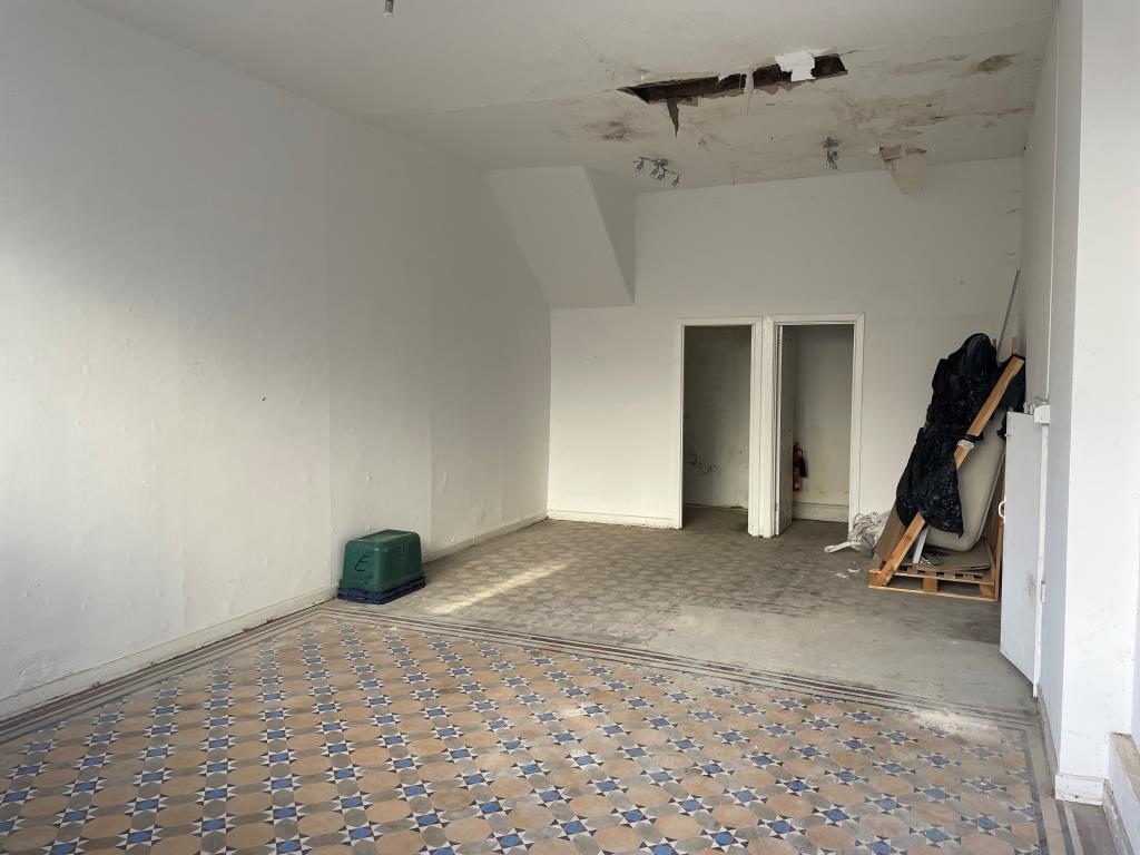 Lot: 93 - SUBSTANTIAL MIXED USE PROPERTY -